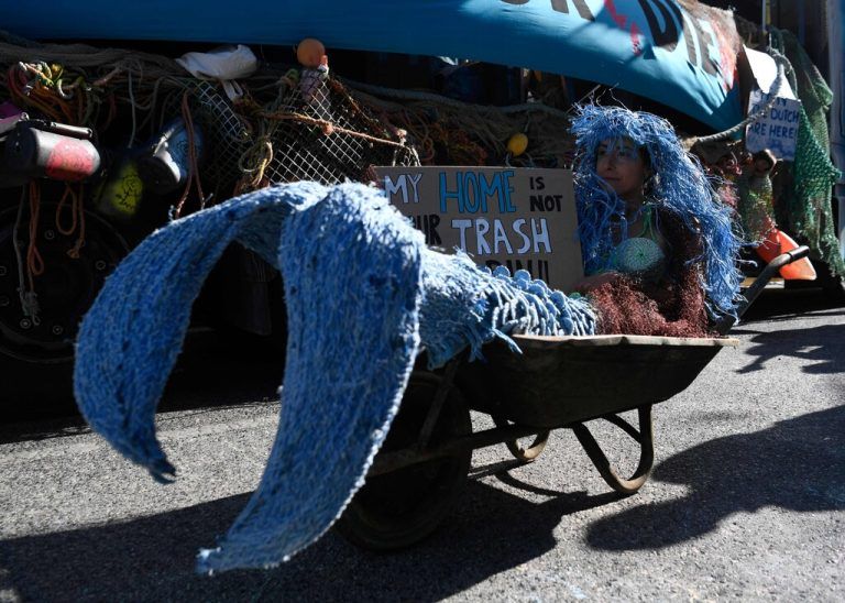 Als Meerjungfrau verkleidet nimmt eine Aktivistin an einem Klimaprotest in Lissabon teil. Dort findet gerade die UN-Ozean-Konferenz statt. AFP