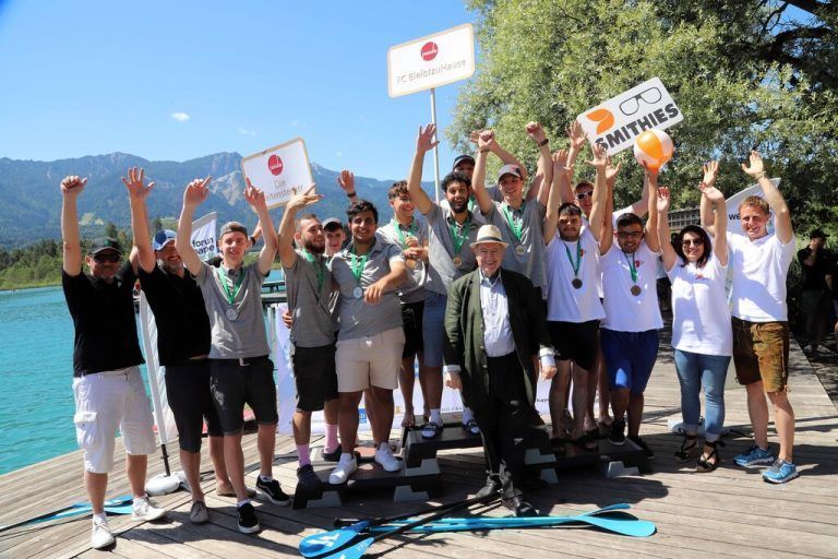 Anfang Juli fand der österreichweite Lehrlings-Event der Wellpappe-Industrie am Faaker See statt: Mit sportlichen Bewerben und Vortrag vom Warther Ski-Olympiasieger Johannes Strolz. Beim anschließenden Team-Wettbewerb belegten die Rondomannschaften Platz eins und zwei. FA