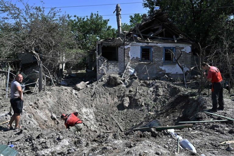 Arbeiter untersuchen nach einem russischen Angriff in Kramatorsk einen Krater. AFP