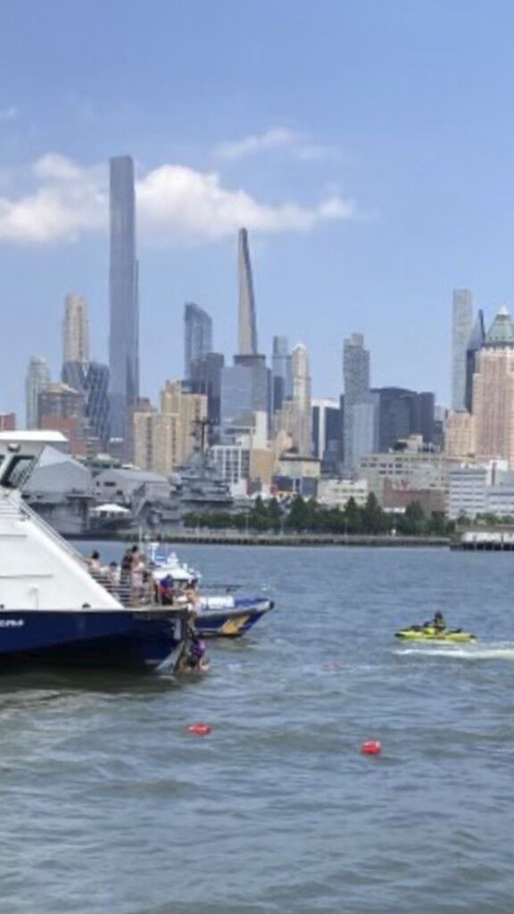 Ausflugsboot kentert vor New York