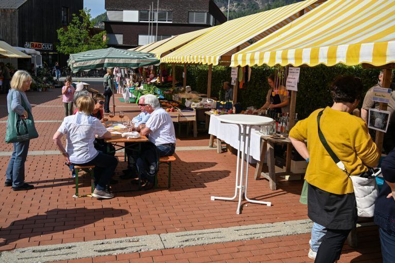 Auf dem Wochenmarkt ist es möglich, Köstlichkeiten vor Ort zu genießen.