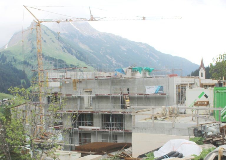 Auf der Westseite wird der Bestand durch einen Anbau erweitert. stp/3