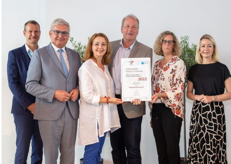 <p class="caption">Im vergangenen Jahr wurde die Marktgemeinde mit dem Unicef-Zusatzzertifikat "Kinderfreundliche Gemeinde ausgezeichnet.<span class="media-container dcx_media_rtab" data-dcx_media_config="{}" data-dcx_media_type="rtab"> </span><span class="marker"><span class="copyright">Familienfreundliche Gemeinde</span></span></p>