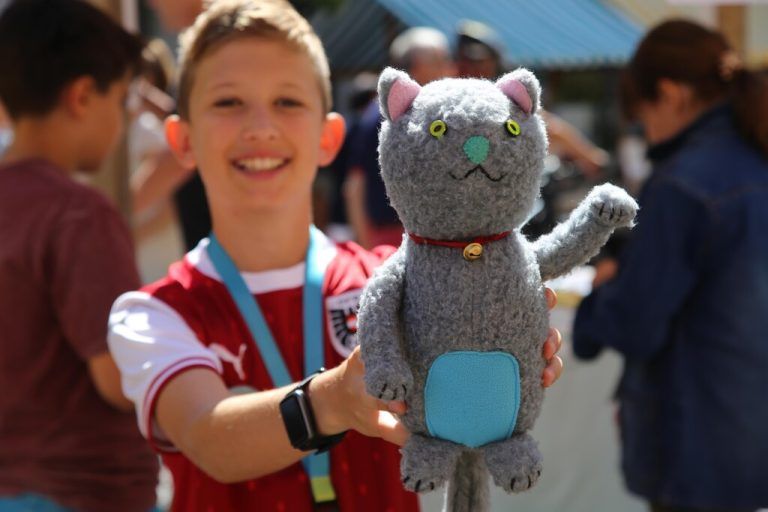 Bürgermeister Benjamin mit dem Maskottchen, der „Katzenturm-Katze“.