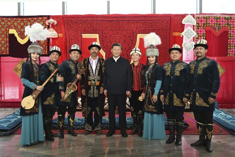China wird Völkermord in Xinjiang vorgeworfen. Die Reise des Präsidenten Xi Jinping mit Museumsbesuch wirkt umso widersprüchlicher. AP
