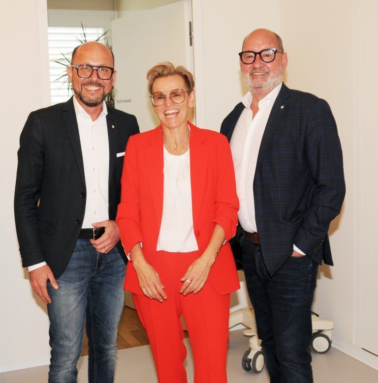 Christine Steiner mit Bürgermeister Michael Ritsch und Bruno Wackernell. AJK/5