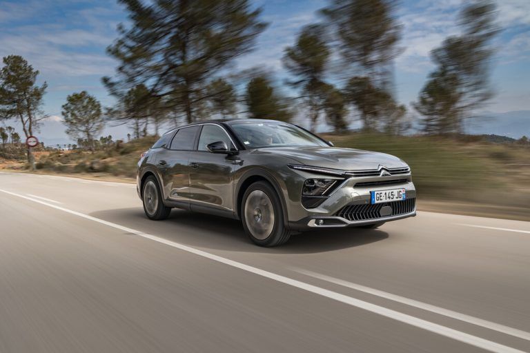Citroën C5 X: Die Doppelwinkelmarke legt sich nicht auf ein Segment fest, er ist Limousine, Kombi und Crossover in einem. Stil-Zitate erinnern an die DS.
