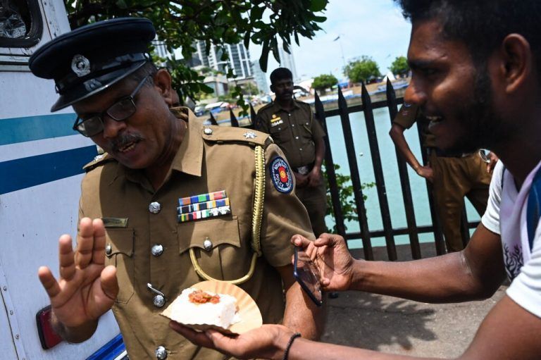 Demonstranten feiern mit Milchreis als sie die Nachricht hören, dass Sri Lankas Parlament am Mittwoch einen neuen Präsidenten wählen wird. AFP