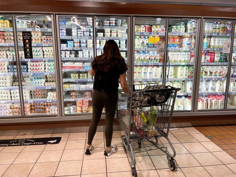 Der Besuch im Supermarkt wird zum teuren Ausflug.Reuters