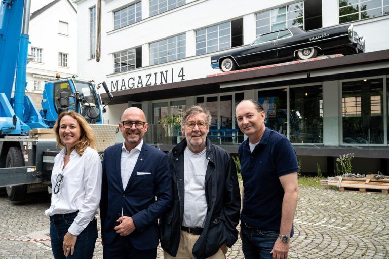 Der Cadillac, der nun auf dem Vordach des Magazin 4 installiert wurde, kündigt bereits die kommende Ausstellung an. VN/SERRa