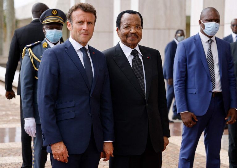 Der französische Präsident Emmanuel Macron traf zum Auftakt seiner Afrika-Reise Kameruns Präsidenten Paul Biya. AFP