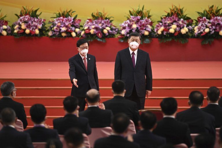 Der neue Regierungschef John Lee (l., mit Präsident Xi Jinping) gelobte, die Eingliederung voranzubringen. AP, RTS