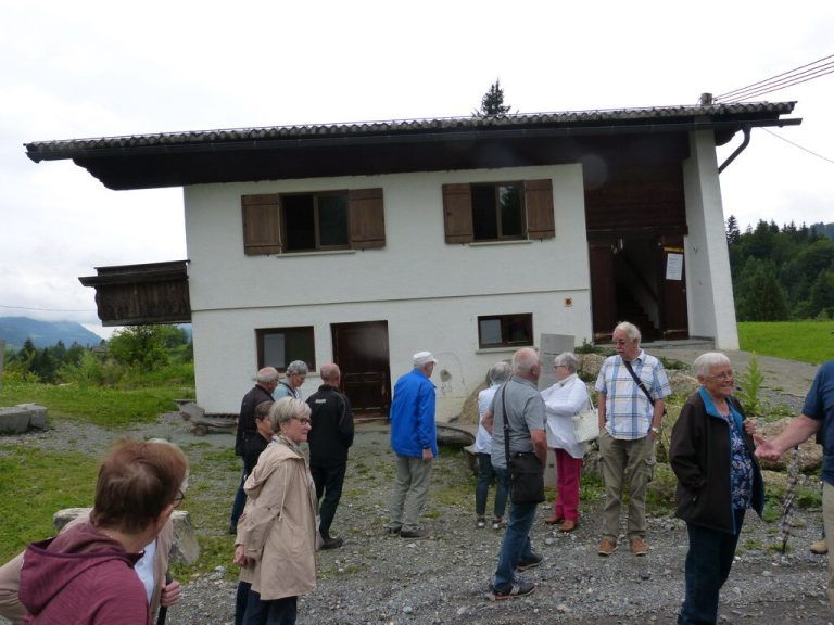 Der Seniorenbund Koblach beim schiefen Haus in Sibratsgfäll. M. Berg