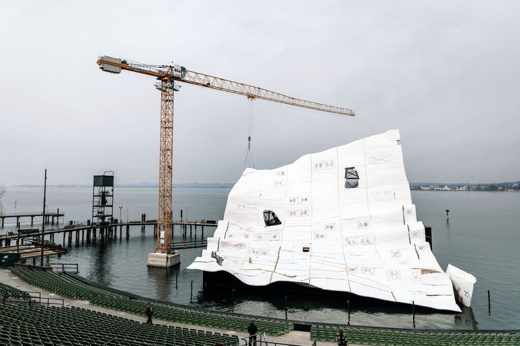 Liebherr-Kran für das Seebühnenbild