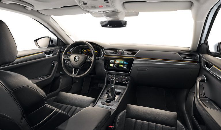 Die elegant-reduzierte Cockpit-Nüchternheit blieb für den PHEV gleich.