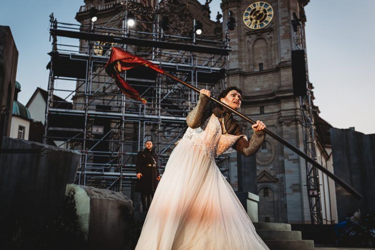 Die Figur der Jeanne d‘Arc ist bei Schiller wie bei Verdi anders als in den historischen Quellen gewichtet.