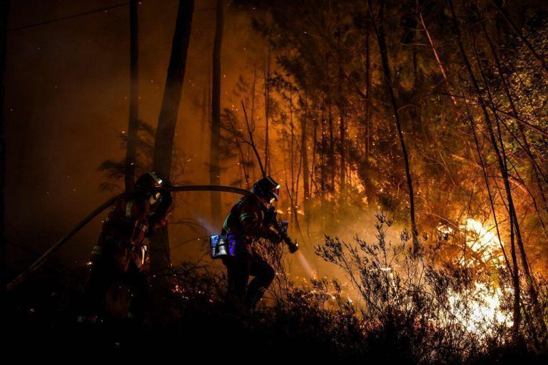 Die Flammen werden immer wieder von heftigem Wind angefacht. AFP