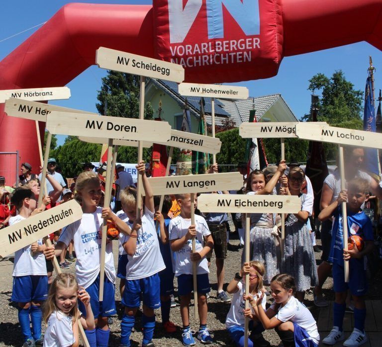 Die jüngsten Fußballer fungierten beim Fest in Hohenweiler als Täfeleträger für die verschiedenen Musikvereine. stp/3