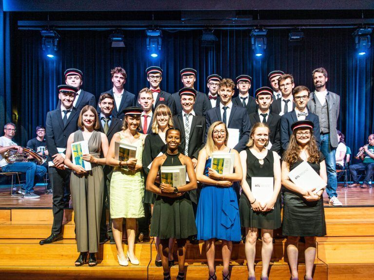 Die Maturaklasse der 5he mit KV Martin Aberer freuten sich über den Abschluss.