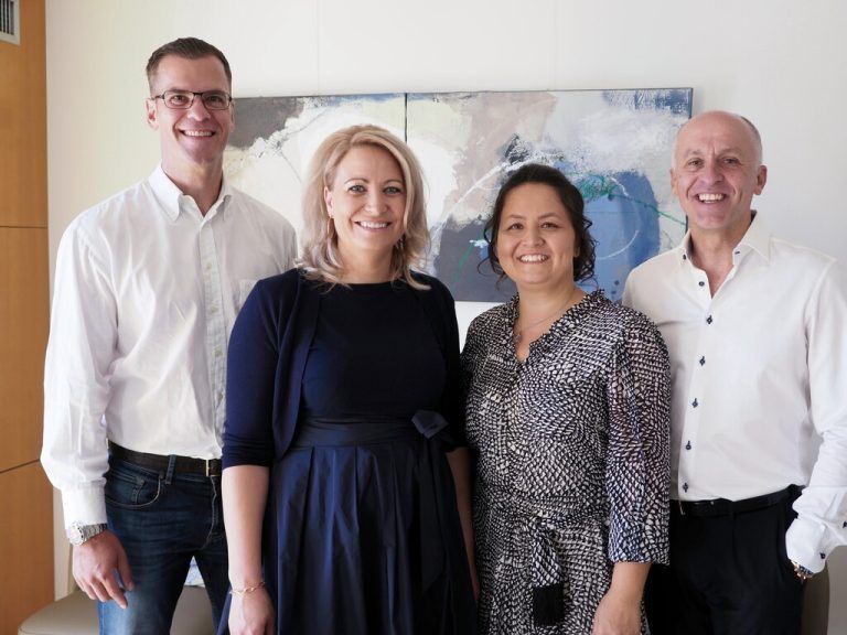 Die Mediziner Clemens Wissiak und Maximilian Murtinger mit Yvonne Zech und Cigdem Ükis bei der Praxiseröffnung. sie