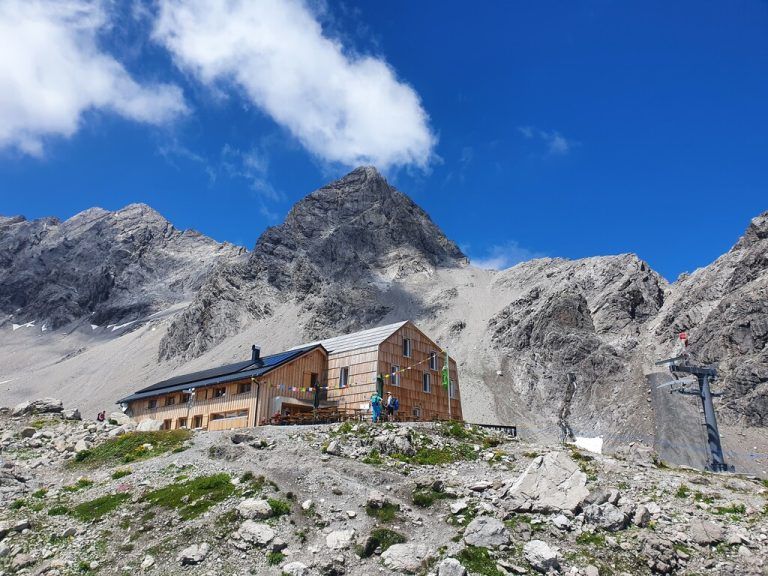 Die neu errichtete Totalphütte liegt mit 2385 Metern sehr exponiert.