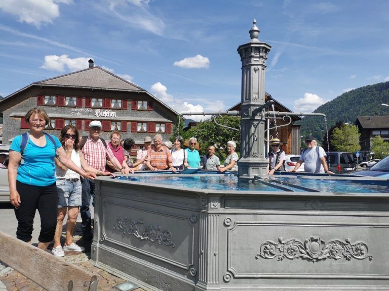 Die Senioren nach der Wanderung am Dorfbrunnen in Hittisau. Sb egg-großdorf