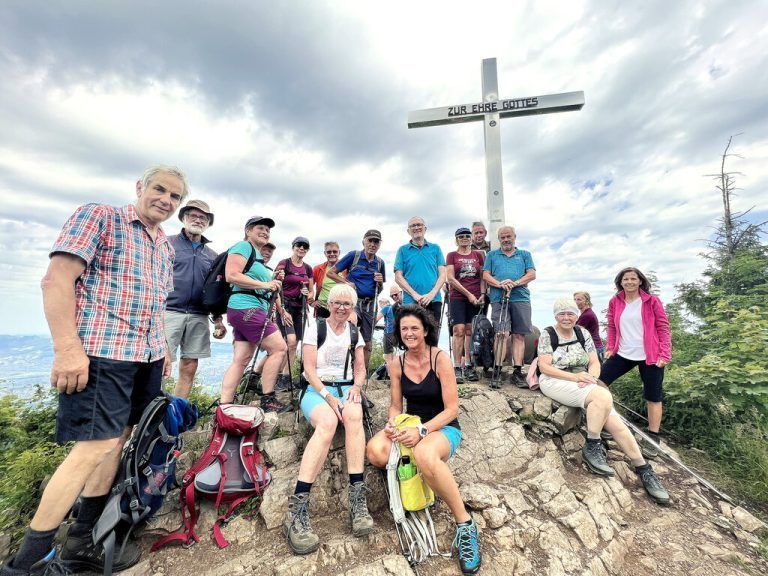 Die Seniorenbund-Bergfreunde beim Gipfelkreuz der Staufenspitze ob Dornbirn.sb