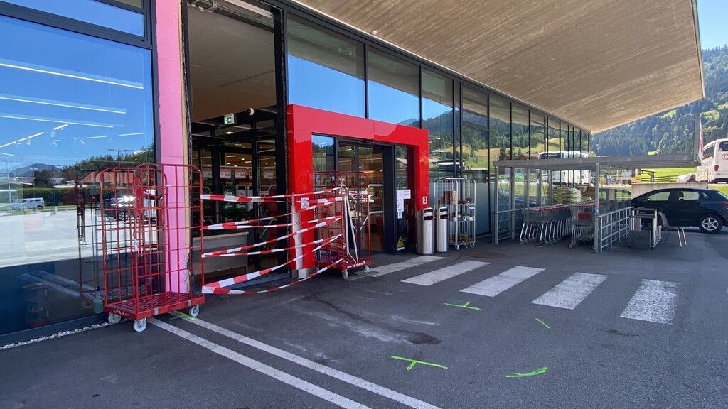 Drama in Tirol: Seniorin fährt Kleinkind im Kinderwagen tot
