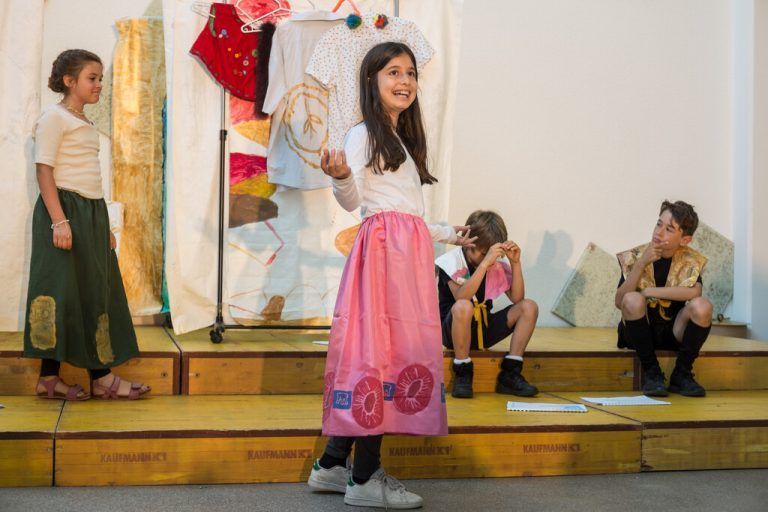 Die Theaterklassen der VS Kirchdorf führten ein Stück über das Leben von Jean-Baptiste Molière auf. Gde