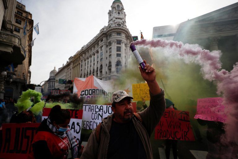 Die Wirtschaftskrise hat Argentinien fest im Griff. Tausende Menschen demonstrierten in Buenos Aires für finanzielle Hilfe. Reuters