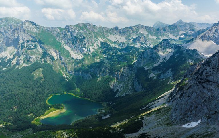 Diese Aufnahme zeigt den herzförmigen Trnovačko jezero, ein Gletschersee an der Grenze zwischen Bosnien-Herzegowina und Montenegro. rTS