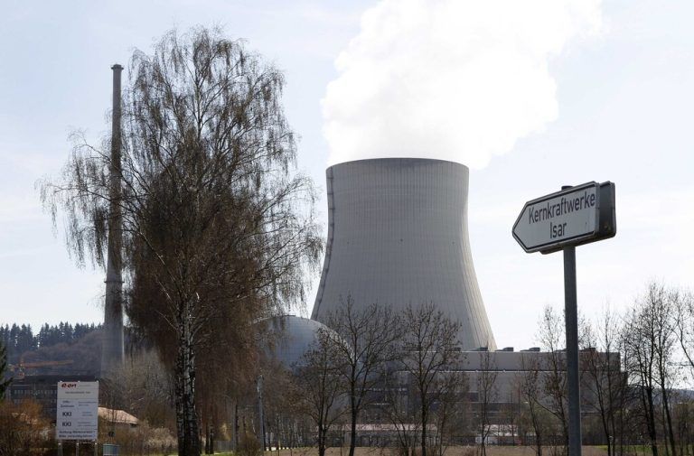 Drei Atomkraftwerke sind noch am Netz, darunter Isar 2. Reuters