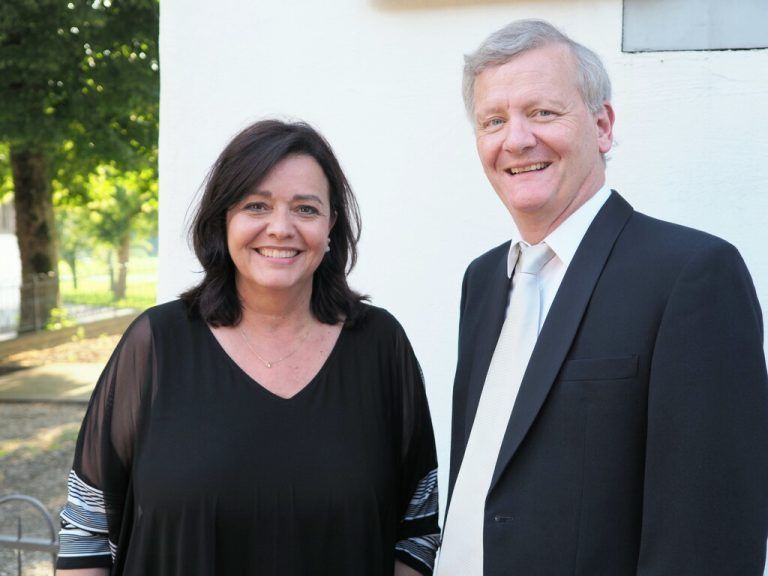 Editha Fetz (Künstlerische Gesamtleitung) mit Dirigent Marc Kissóczy.