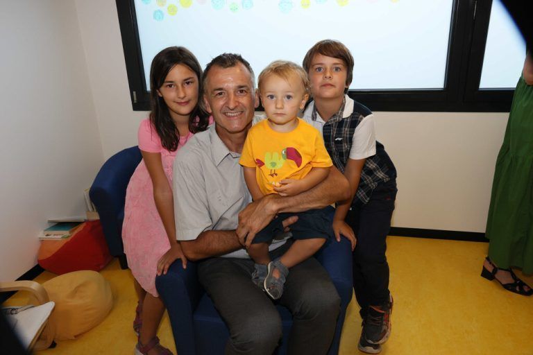 Ehemann Markus mit den Kindern Valentina, Gabriel und Elias.