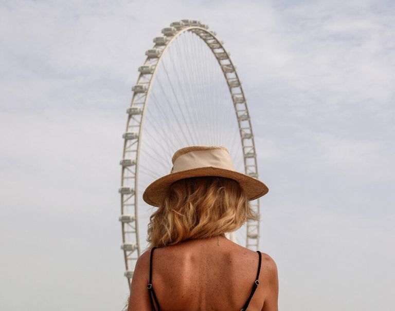 Eine Frau betrachtet das Riesenrad am Strand der Metropole Dubai in den Vereinigten Arabischen Emiraten. reuters