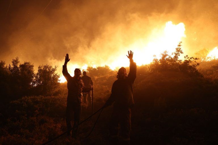 Einsatzkräfte der Feuerwehr kämpfen nördlich der griechischen Hauptstadt Athen gegen einen Waldbrand.  AFP