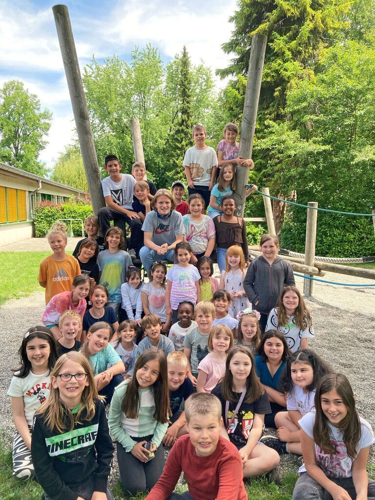 Elijah absolvierte sein Freiwilliges Sozialjahr in der Schülerbetreuung Volksschule Dornbirn Schoren. Die Kinder haben den engagierten jungen Mann gleich ins Herz geschlossen.