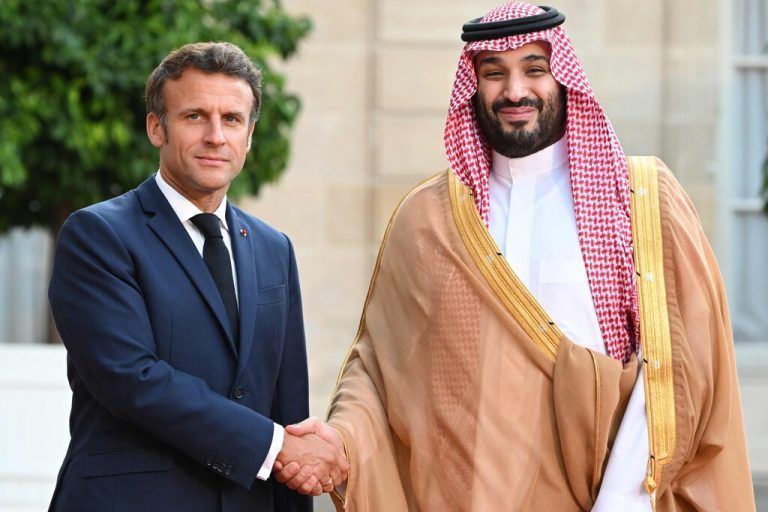 Emmanuel Macron begrüßt den saudischen Kronprinzen Mohammed bin Salman bei seiner Ankunft im Elysée-Palast. Menschenrechtsgruppen kritisieren den Besuch, auch wegen der Ermordung des saudischen Journalisten Khashoggi. AFP