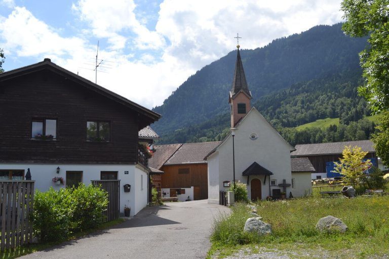 (5) Gurtis Herkunft des Namens zurückzuführen  auf „Curzius/Curtin“,  ein Einzelhof mit ausreichend Grund Einwohnerzahl 310 Erwähnenswert Kirche Mariä Heimsuchung, Volksschule, Musikverein Gurtis,  Feuerwehr Gurtis