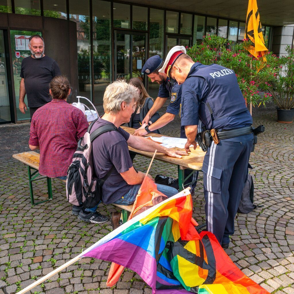 Klimaaktivisten klebten sich aus Protest vor dem Landhaus an einen Tisch. »A10