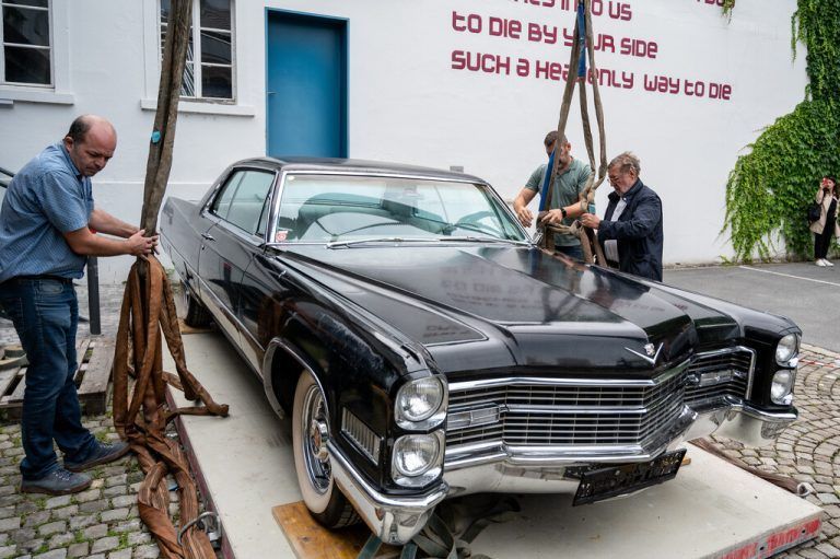 Wie der Cadillac aufs Dach kommt
