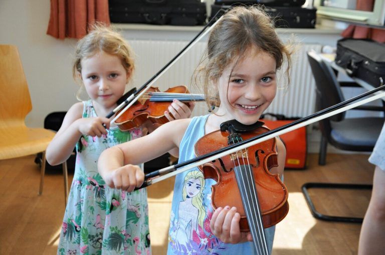 Filippa und Klara hatten es die Violinen angetan.