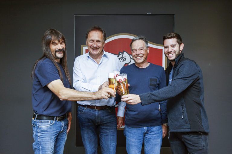Fohrenburger und der Alpenverein Vorarlberg gehen gemeinsame Wege! Die Brauerei ist offizieller Partner für umweltgerechte Alpenvereinshütten. V.l.: Brauer Wolfgang Sila, Hüttenreferent Manfred Bitschnau, Alpenvereins-Vorsitzender Andreas Schmidt und Braumeister Felix Schiffner. FA