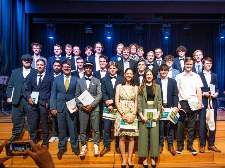 Große Freude über die bestandene Matura bei der 5bha mit KV Martin Hämmerle.