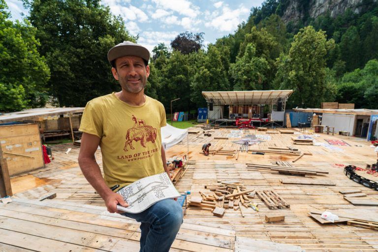 Herwig Bauer behält bei den Aufbauarbeiten den Überblick. 