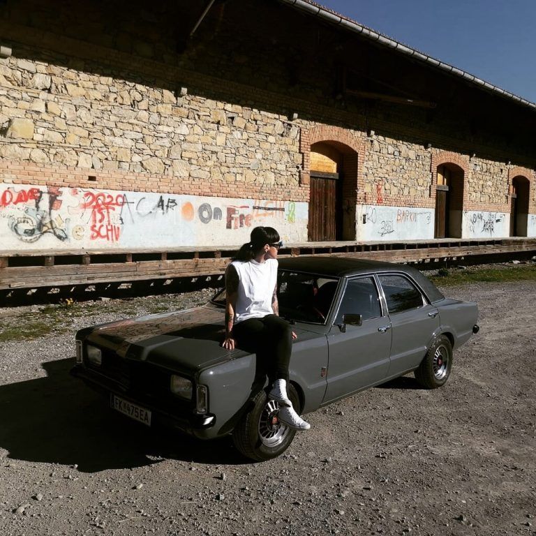 Im Sommer macht sie mit ihrem Mann Jonny gerne hin und wieder eine Spritztour mit dem Ford Taunus.