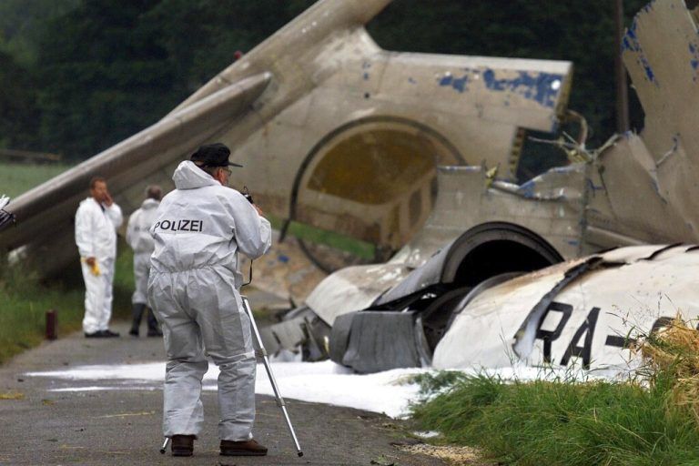In den Tagen nach der Kollision suchten über 1000 Einsatzkräfte nach den Todesopfern.DPA