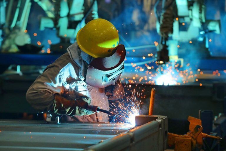In einer Fabrik im chinesischen Nantong in der Provinz Jiangsu ist ein Arbeiter mit der Produktion von Containern beschäftigt. AFP