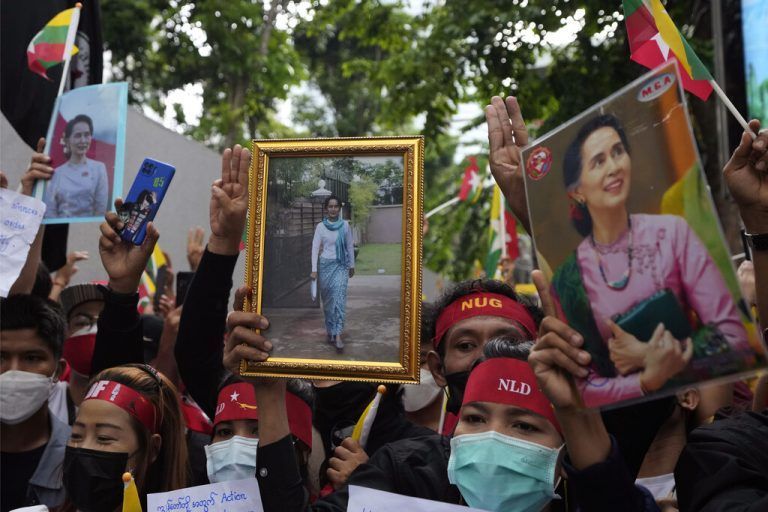 In Myanmar wurden vier Todesurteile vollstreckt. Protestierende halten Fotos der Politikerin Aung San Suu Kyi hoch. AP