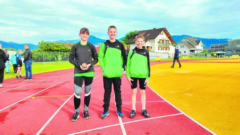 Jasmin Gutensohn, Alex und Ben Dobler beim Abendmeeting. M. Leitner